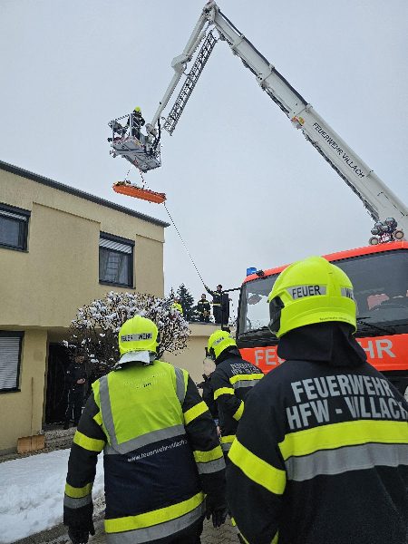 Personenrettung nach Sturz von Hausdach (Bild 2)